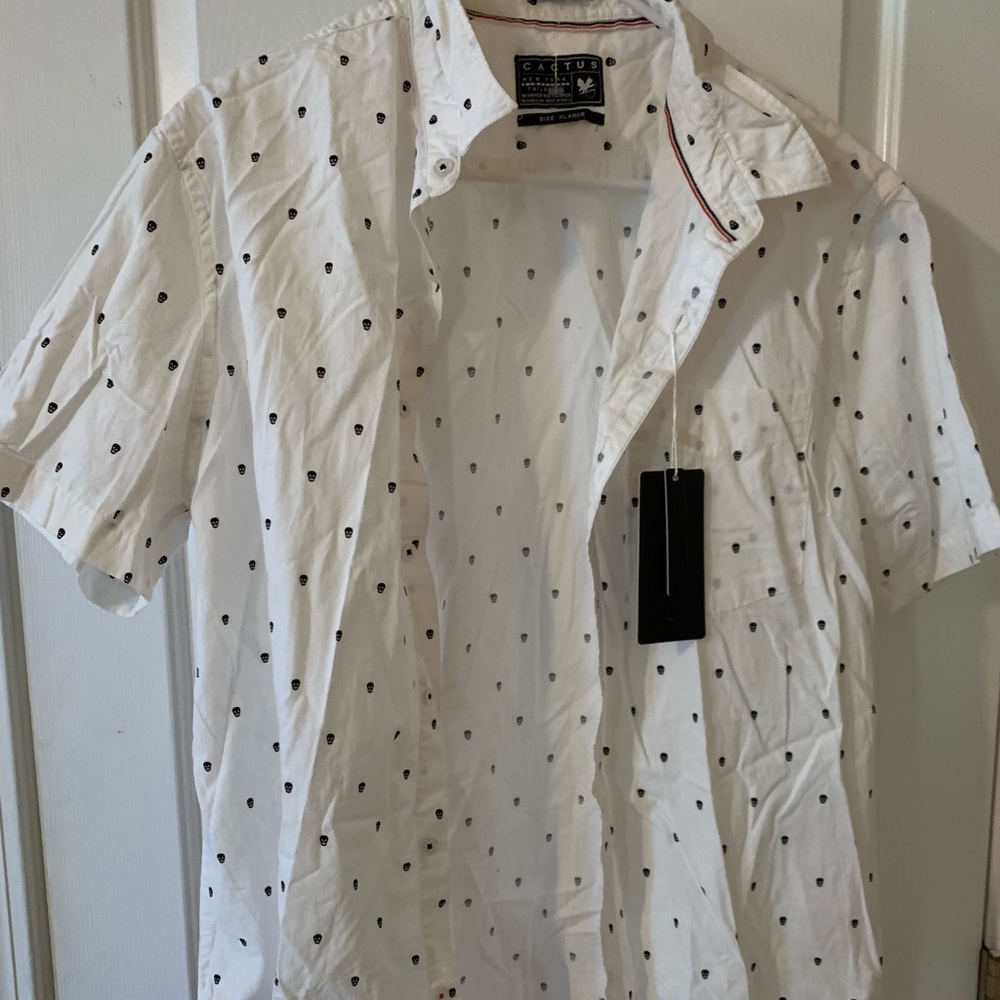 Men’s Skull Button up short sleeve shirt NWT
